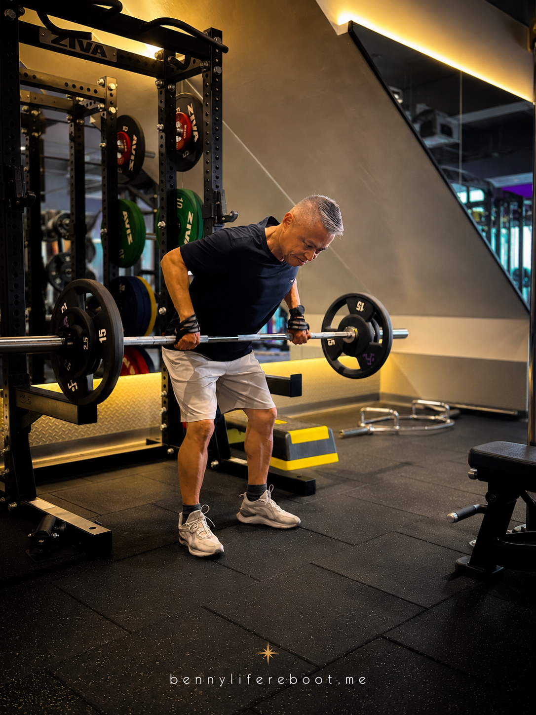 健身房里做杠铃划船(Barbell Row)的力量训练