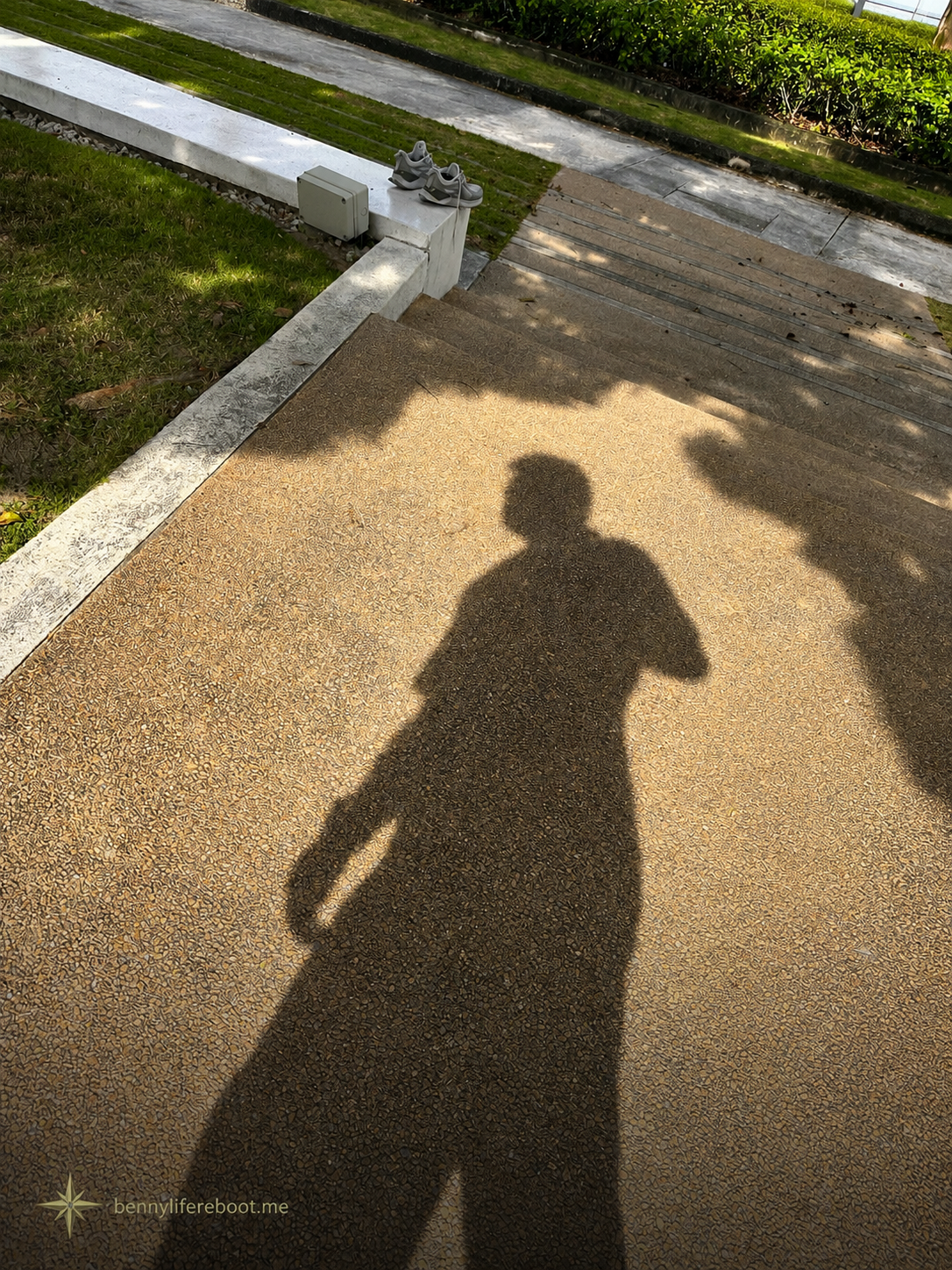 晨跑后阳光下的身影与脱下的跑鞋